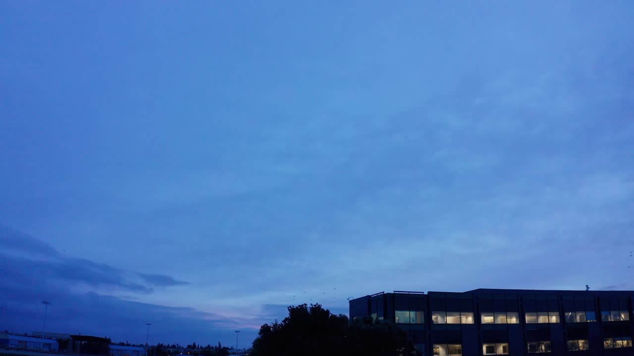 만과 황금 도시 위의 비즈니스 센터 저녁 하늘