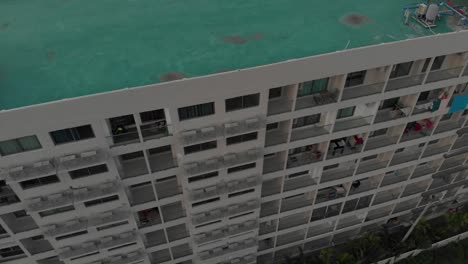 la cámara hace zoom en el gran edificio con ventanas y balcones