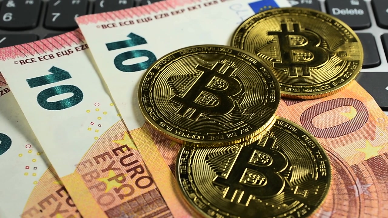 Bitcoin e denaro in euro su tastiera di computer