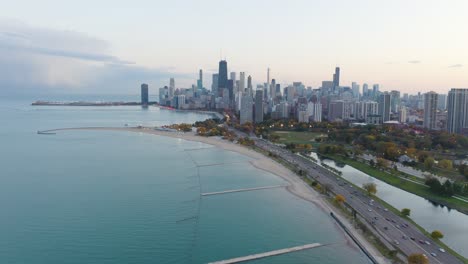 Drohne-Fliegt-Weg-Von-Der-Innenstadt-Von-Chicago---über-Dem-Michigansee---Falluntergang