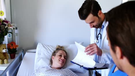 equipo de médicos que interactúan con la mujer embarazada