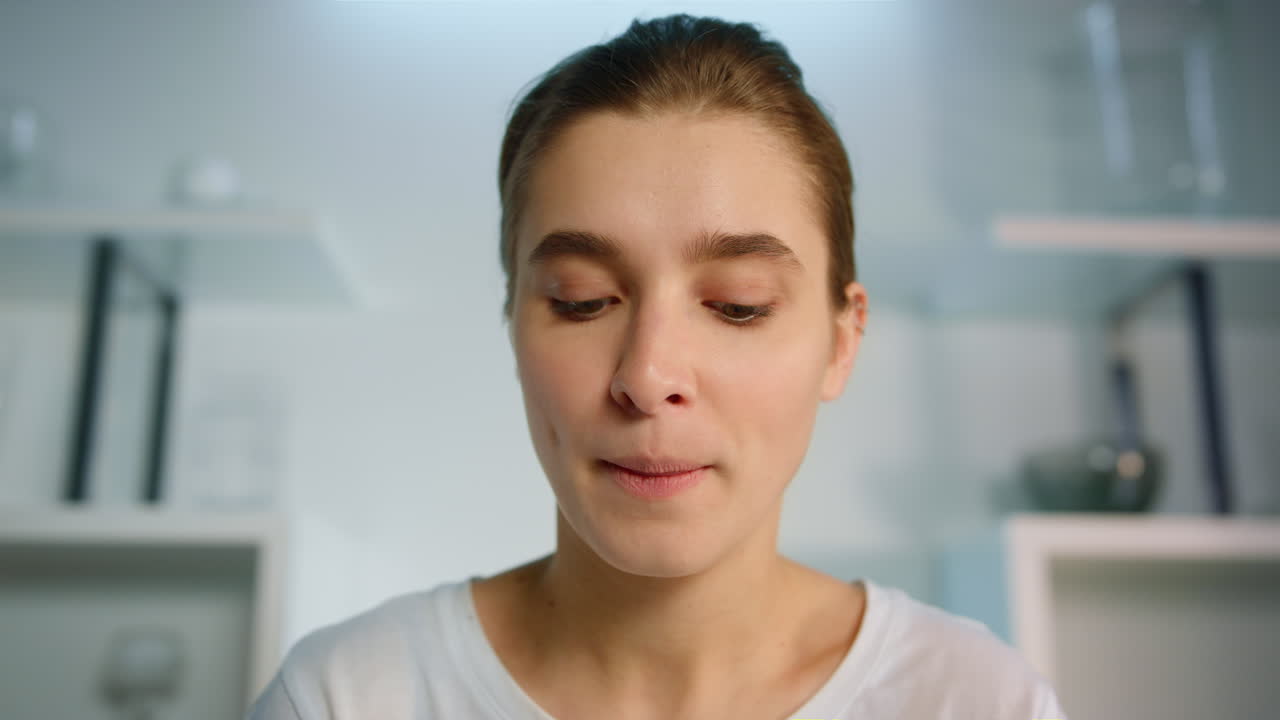 mujer sonriente buscando webcam usando un primer plano de la computadora. usuario de la aplicación escribiendo hablando