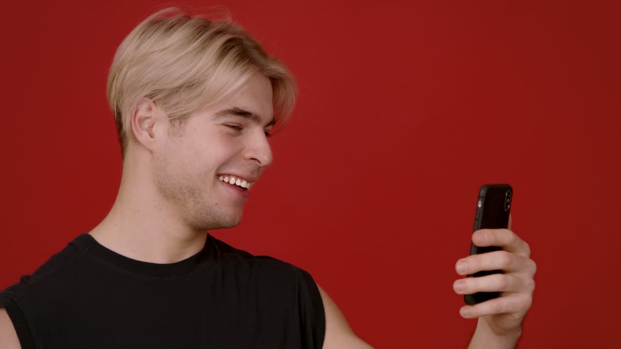 드폰을 쳐다보는 남자, 놀란 표정