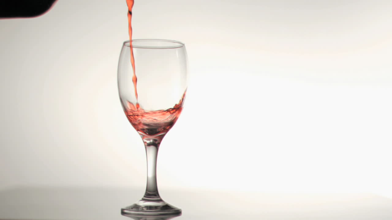 레드 와인이 슈퍼 슬로 모션으로 여지고 있습니다.