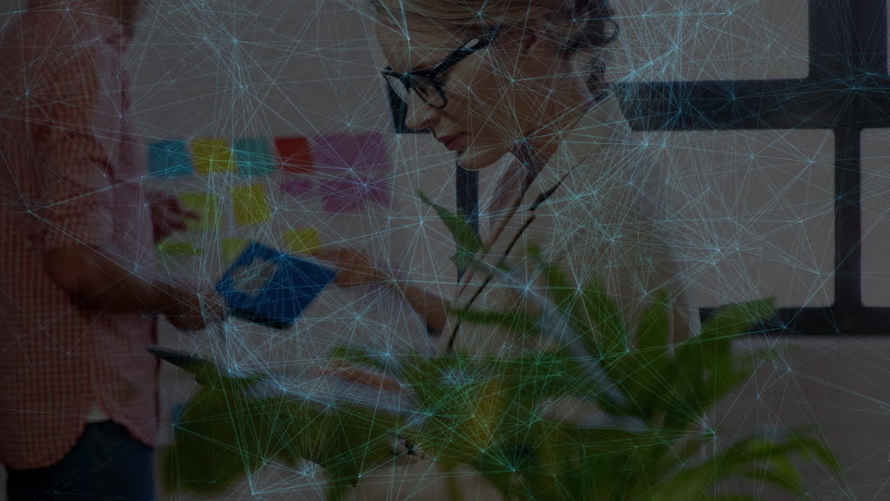 사무실에 있는 백인 여성 사업가에 대한 연결 네트워크의 활성화