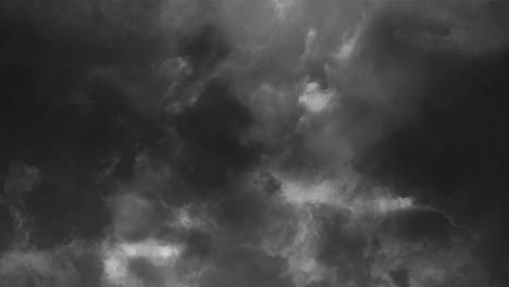 tormenta, golpe de perno que rodea el mal tiempo cielo oscuro
