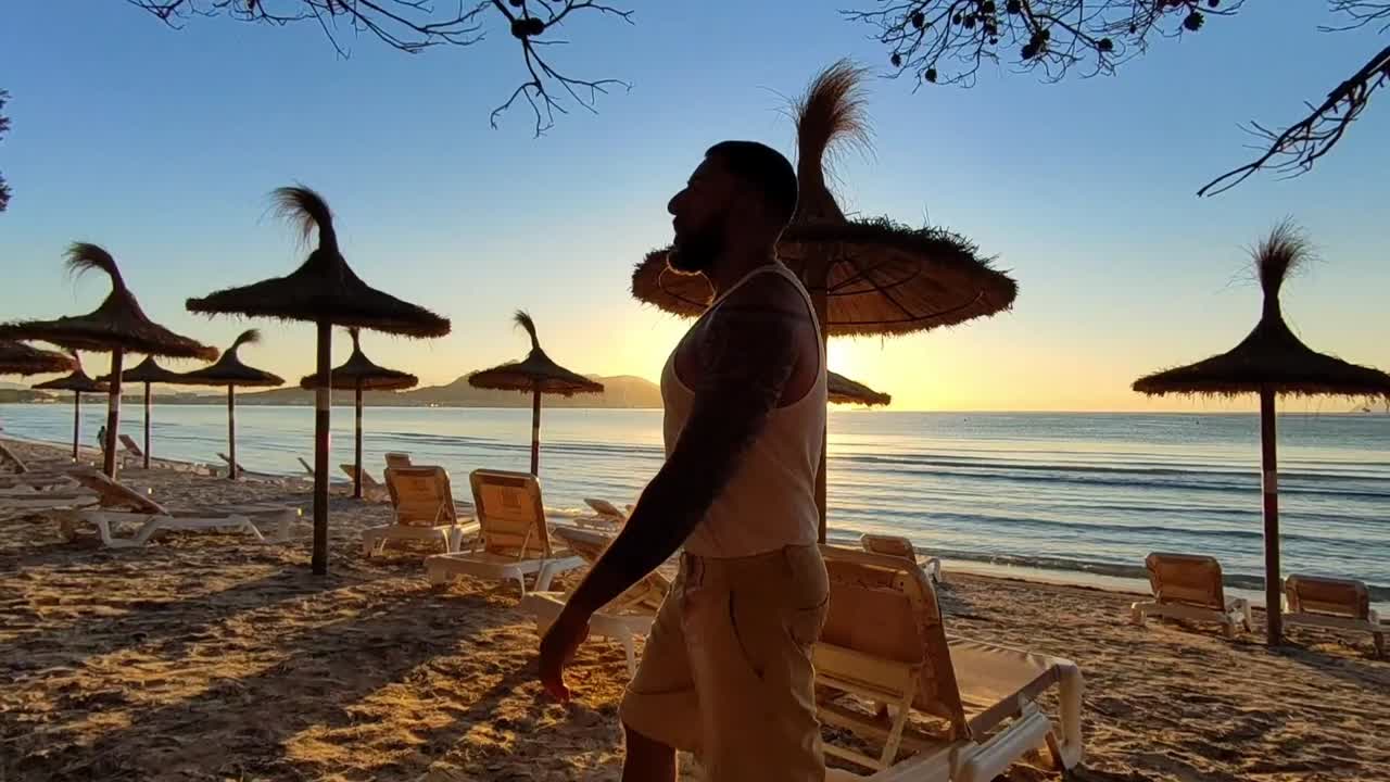 Upea kävely Playa de Muron rannalla Mallorcalla auringonnousun aikaan.