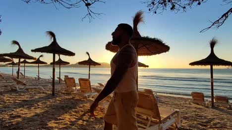 Toller-Spaziergang-Am-Strand-Playa-De-Muro-Auf-Mallorca-Bei-Sonnenaufgang