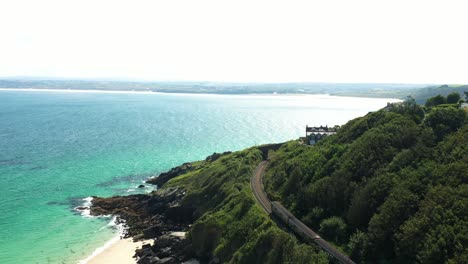 Vista-Aérea-Del-Tren-En-La-Costa-De-St-Ives-En-Carbis-Bay-En-Cornwall,-Inglaterra---Disparo-De-Drones