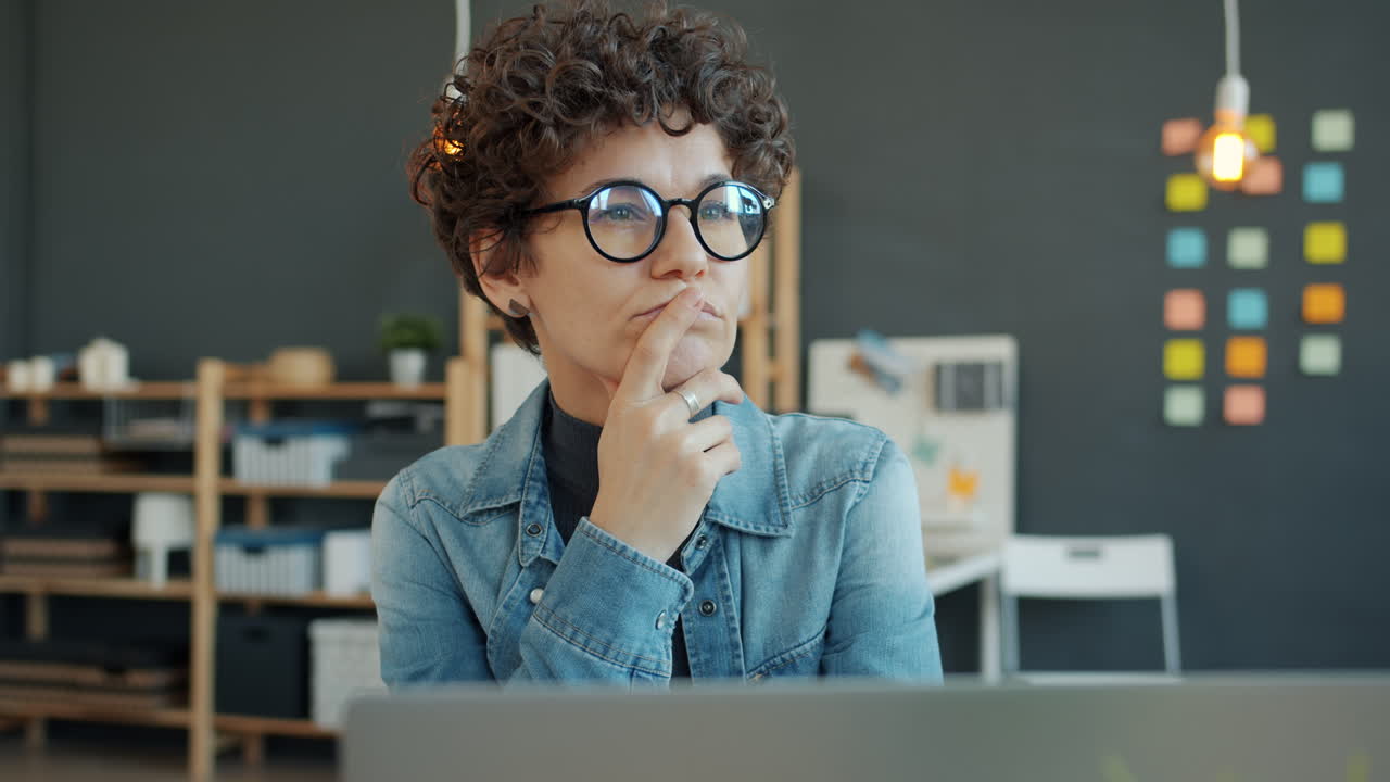 mujer trabajando en una computadora portátil en la oficina