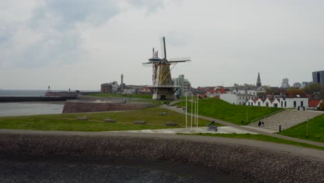 Aproximación-De-órbita-Aérea-Al-Muelle-Fortificado-Con-Molino-De-Viento-Oranjemolen-En-Vlissingen,-Países-Bajos