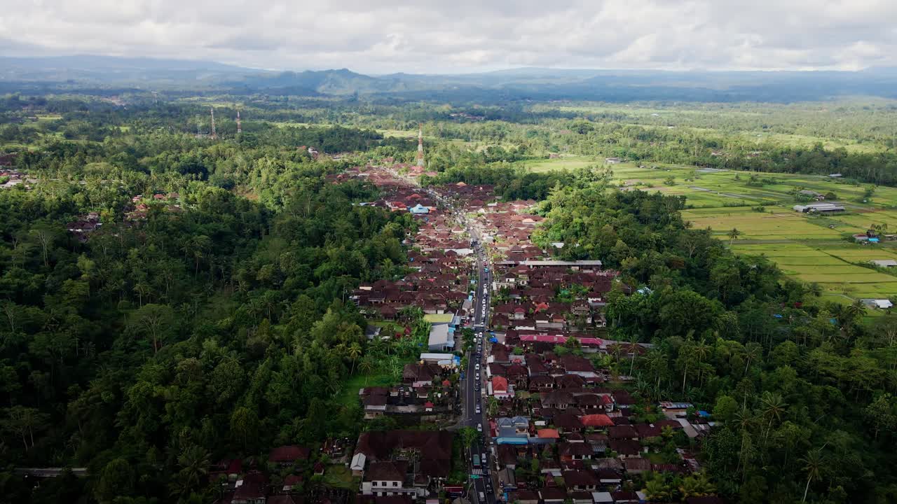 Desa Tradisional Bali Dikelilingi Oleh Pepohonan Hutan Tropis Dekat Gunung Batur Di Bali, Indonesia.