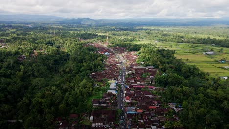 Pueblo-Tradicional-De-Bali-Rodeado-De-árboles-De-Bosque-Tropical-Cerca-De-La-Montaña-Batur-En-Bali,-Indonesia