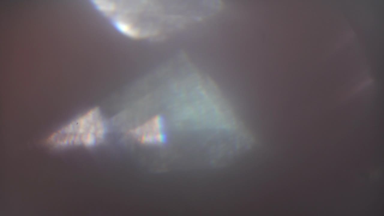 Sovrapposizione di flare luminosi e riflessi di luce ottici in movimento