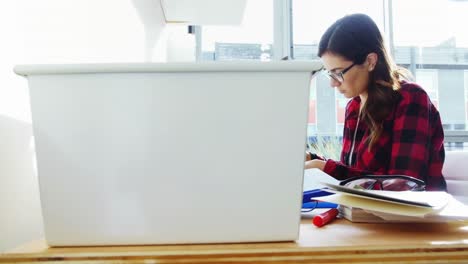 mujer ejecutiva que trabaja en el escritorio