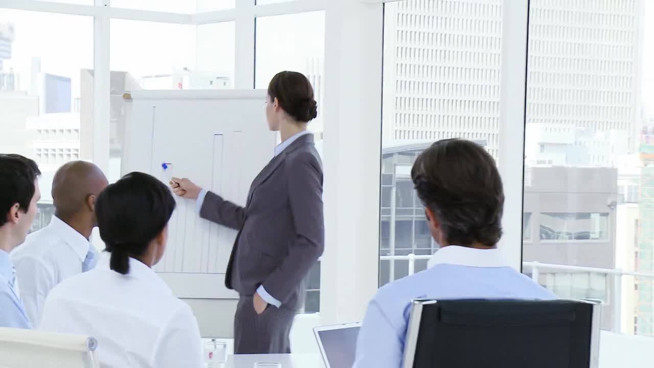 매력적인 사업가 여성이 판매 수치를 보고합니다.