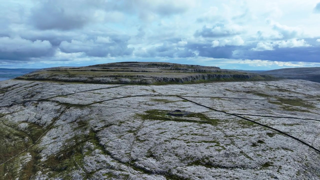 Drone circulando um Forte da Idade do Ferro no alto das rochas na paisagem de Burren, Clare, na Wild Atlantic Way, Irlanda.