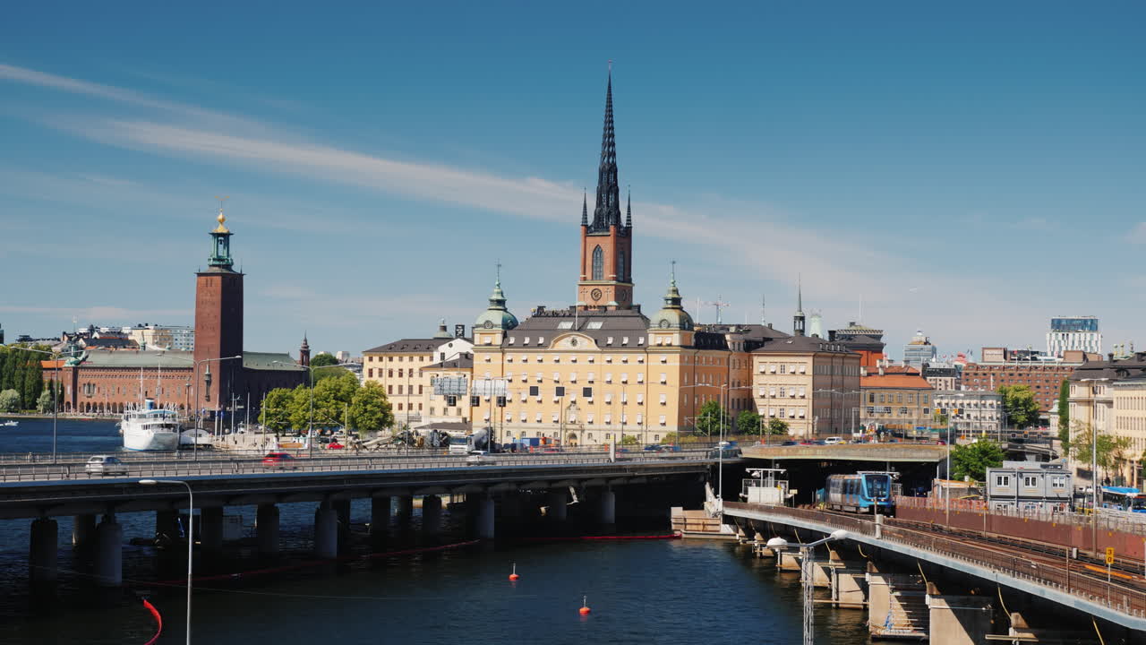 vista de estocolmo en un día soleado el tren subterráneo sale del túnel
