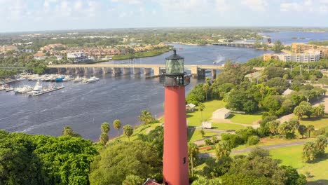 órbita aérea cercana del faro de la entrada de júpiter en florida