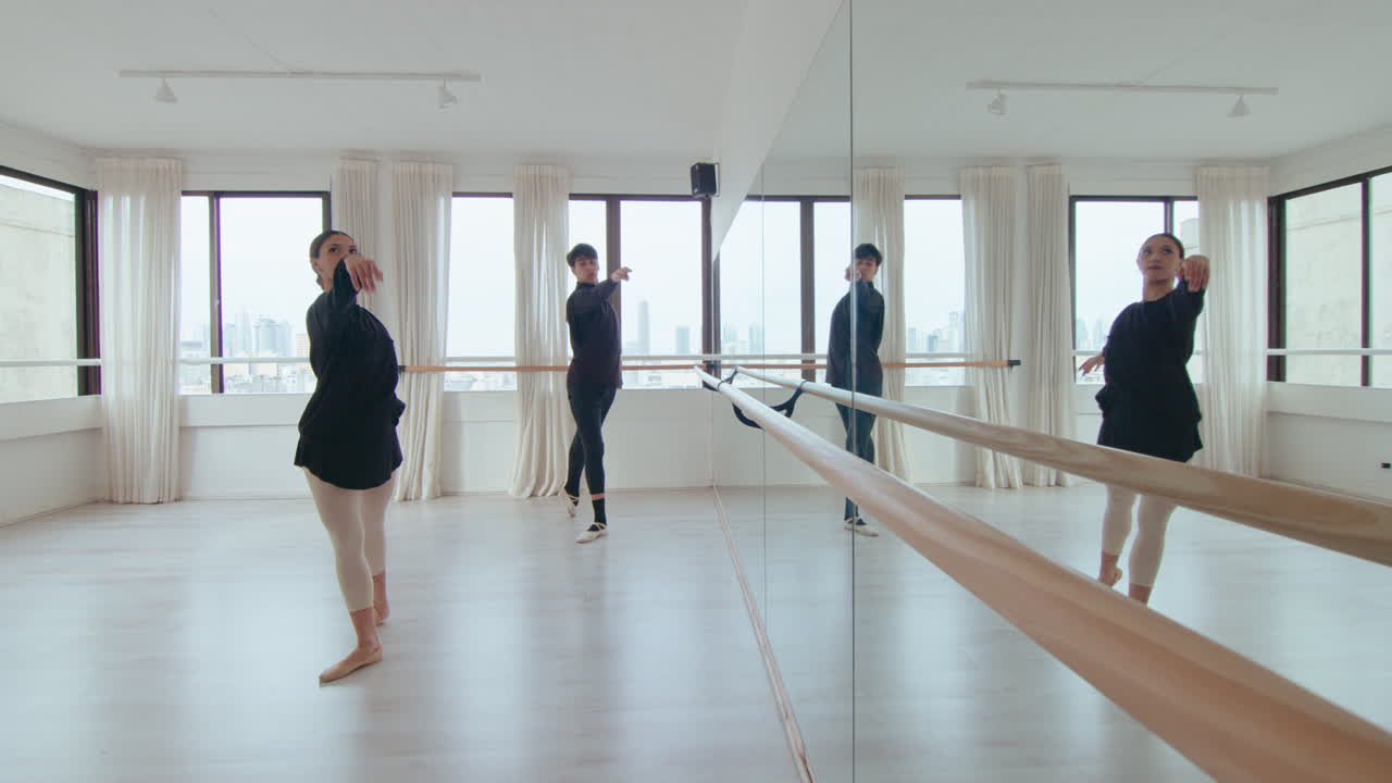 Ballerina e ballerino che discutono e provano passi in studio