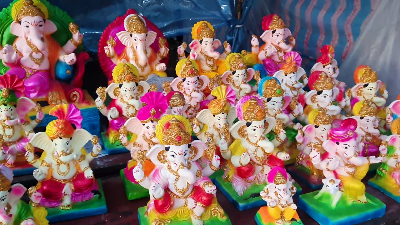 Murti de Ganesha decorado com ornamentos vibrantes em barraca de mercado local