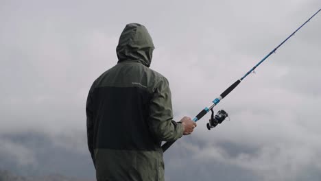 Pescador-Solitario-Con-Fondo-De-Nubes,-Escena-Tranquila-De-Meditación-Y-Soledad