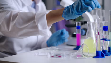 científico que lleva a cabo un experimento de laboratorio