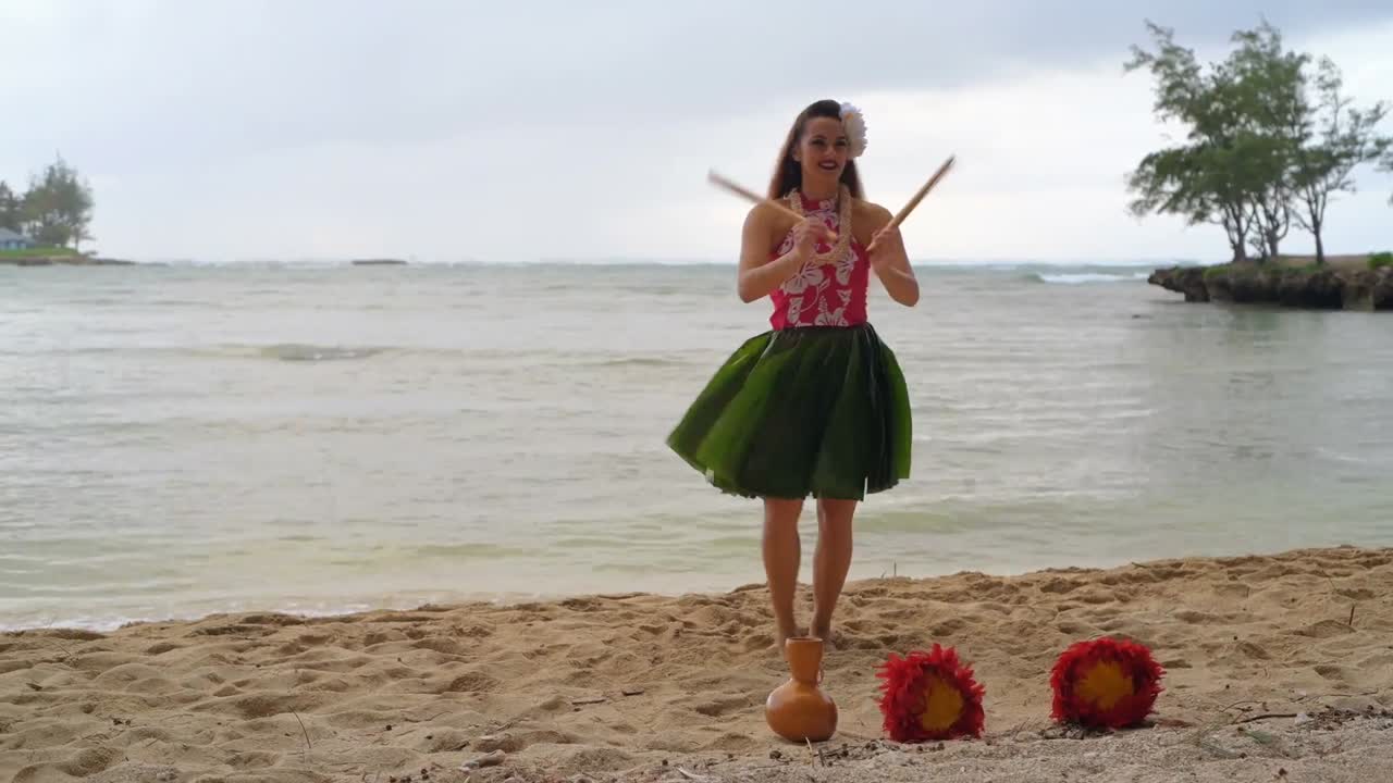 bailarina de hula hawaiana en disfraz bailando 4k
