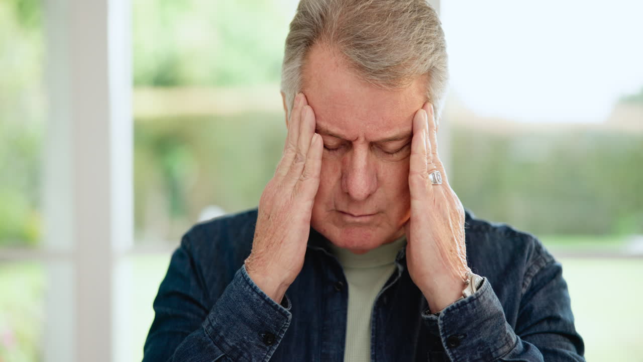 dolor de cabeza, anciano y estrés en el hogar