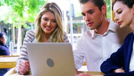 Glückliche-Freunde,-Die-Laptop-Benutzen