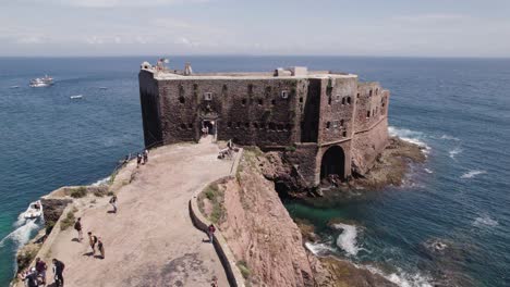 Establecimiento-De-Vista-Del-Destino-Turístico-Fuerte-De-Las-Berlengas,-Antena