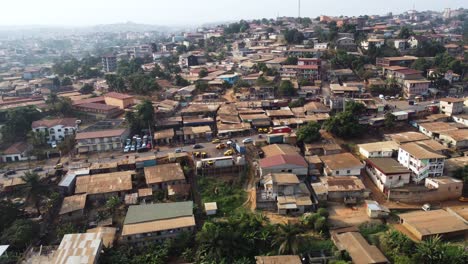 Wohnhäuser-Und-Häuser-Im-Stadtteil-Yaoundé,-Kamerun---Luftaufnahme