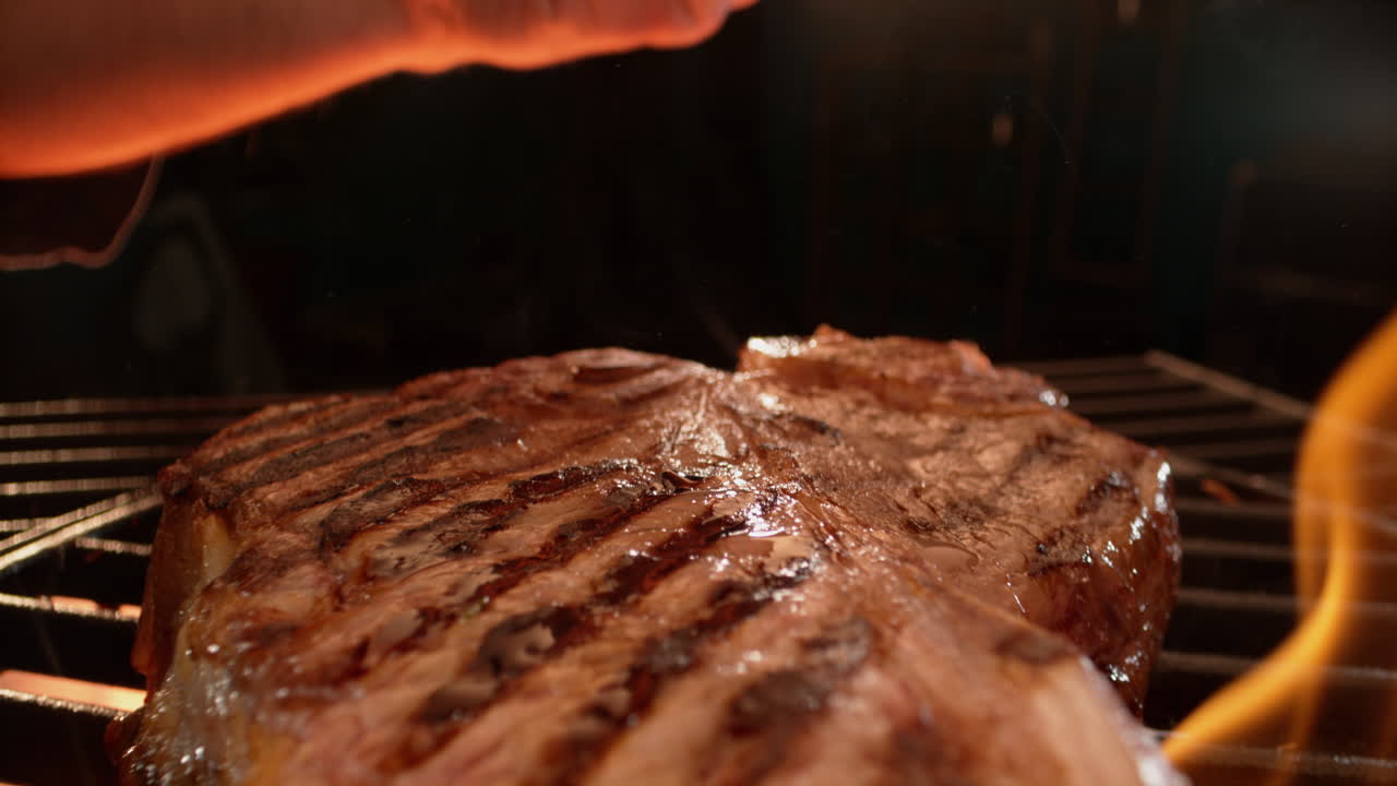 el chef está asando un filete.