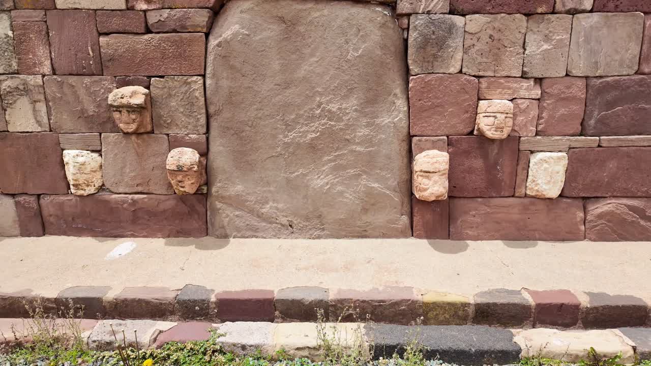 ศีรษะแบบเทนอนโบราณที่วิหารกึ่งใต้ดินแห่งเมือง Tiwanaku ประเทศโบลิเวีย