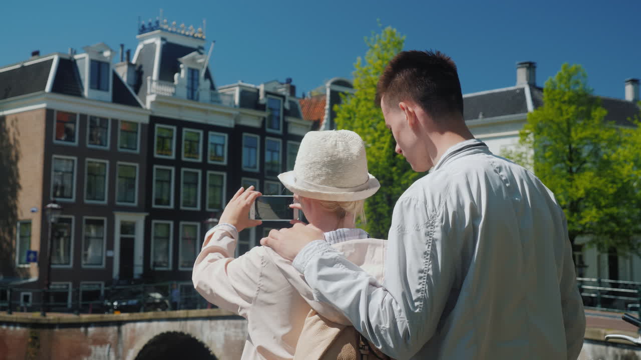 엄마와 아들이 암스테르담의 사진을 찍다