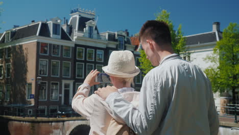 Mamá-E-Hijo-Toman-Fotos-De-Amsterdam