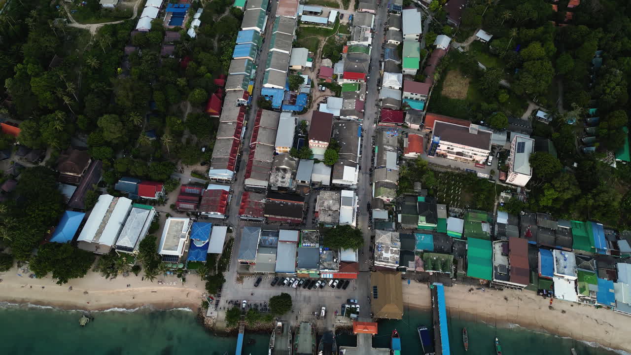 태국 코타오 섬의 해안 도시이자 페리 항구인 사리 해변