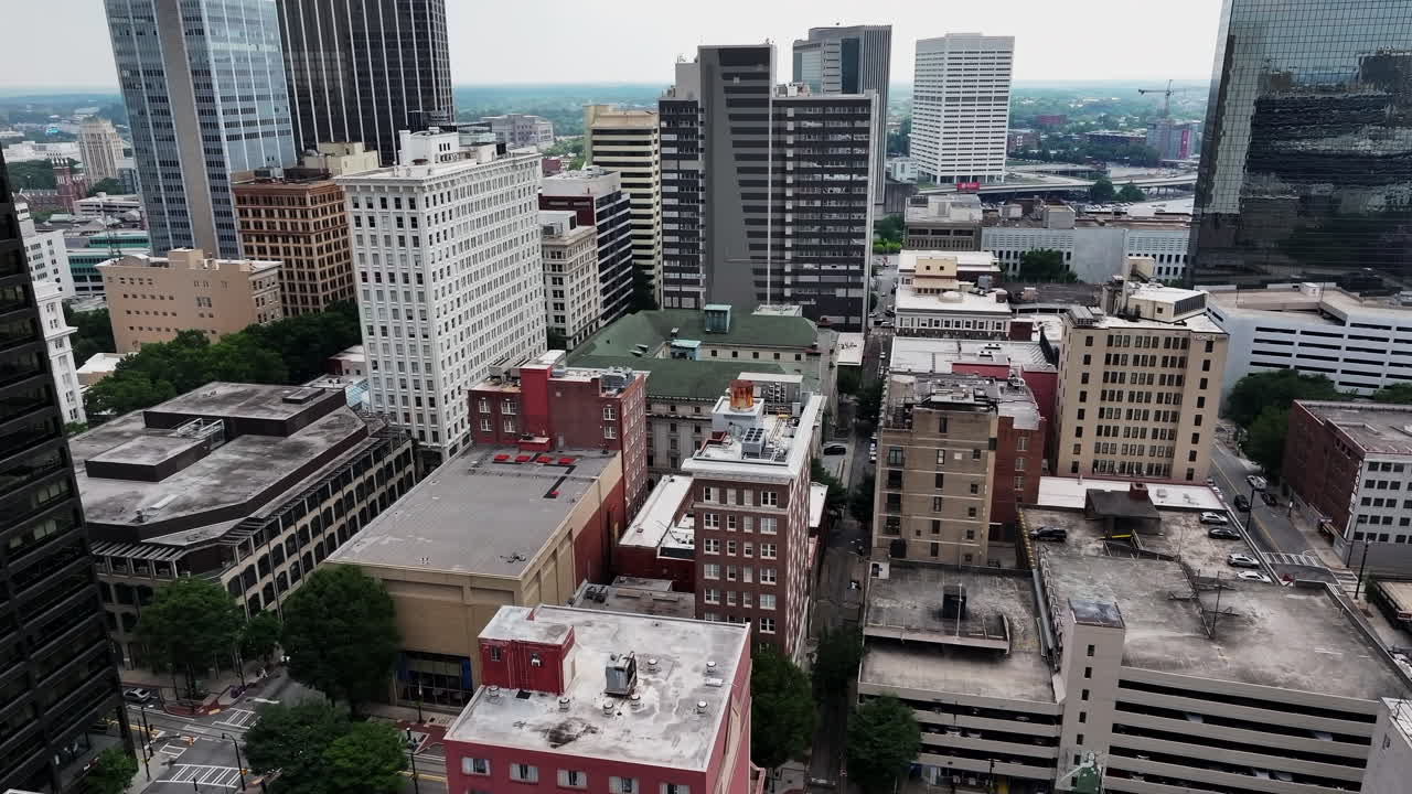 hacia adelante vuelan por encima de los edificios en el vecindario urbano