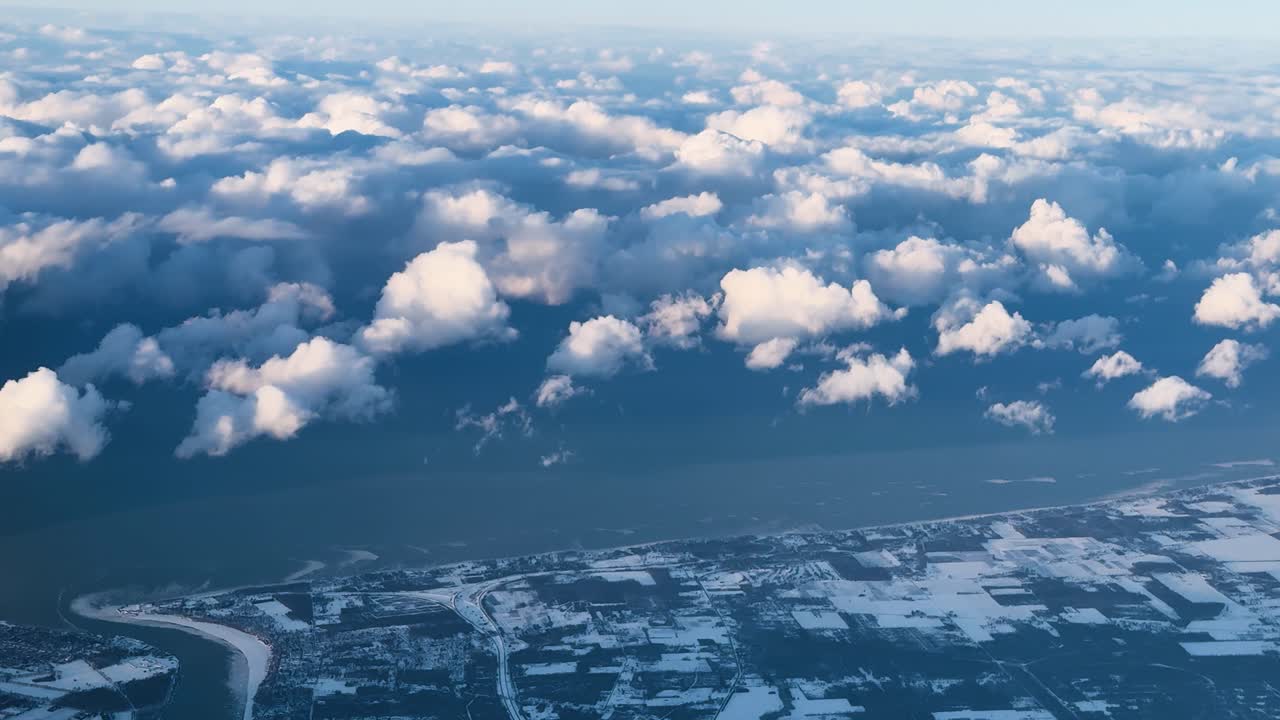 雪に覆われたオンタリオの、広大で穏やかな風景に広がる雲の空撮。