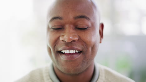 Primer-Plano-De-Un-Hombre-Negro-Guapo-Y-Sonriente-Feliz