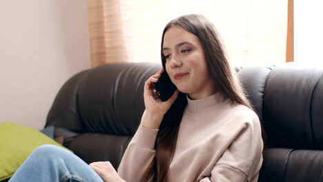 mujer hablando por teléfono en casa