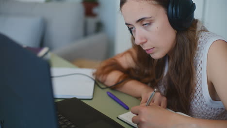 Studentin-Im-Fernunterricht