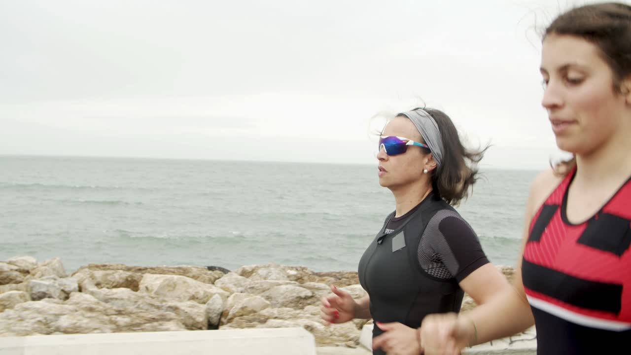 atletas femeninas positivas enfocadas entrenando para maratón