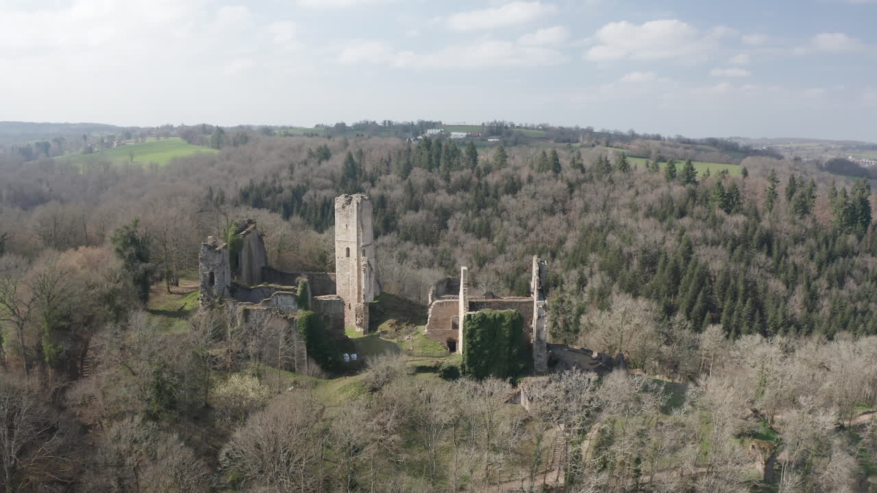imágenes aéreas de las ruinas del castillo de chalucet en haute vienne, francia
