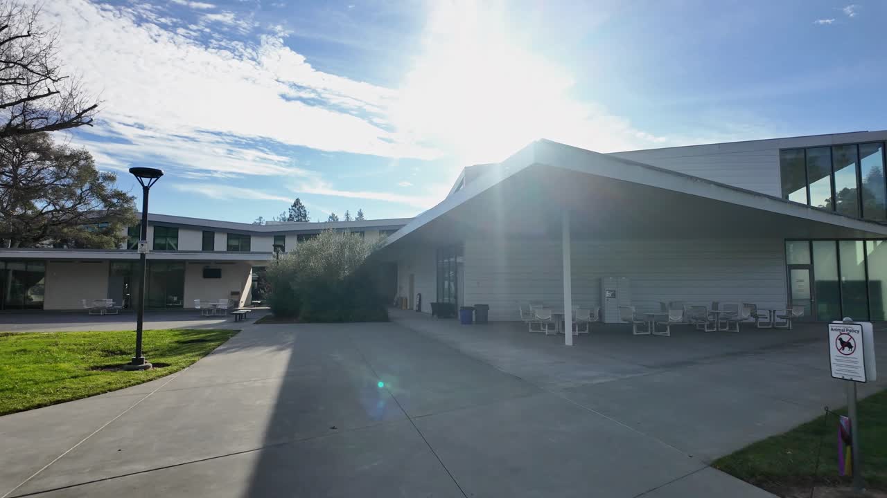 Una vista peatonal del campus del College of Marin muestra senderos en la ladera, zonas de estudio tranquilas y un entorno pintoresco que refleja el ambiente relajado de Kentfield, California.