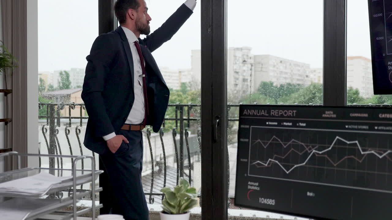Uomo d'affari che guarda fuori dalla finestra la vista sulla città