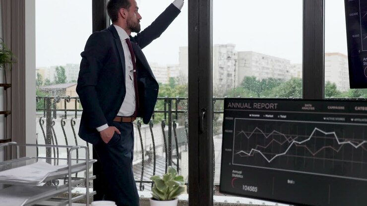 Uomo d'affari che guarda fuori dalla finestra la vista sulla città