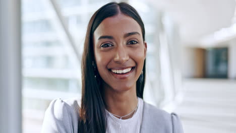 Rostro,-Sonrisa-Y-Corporativo-Con-Una-Mujer-De-Negocios.