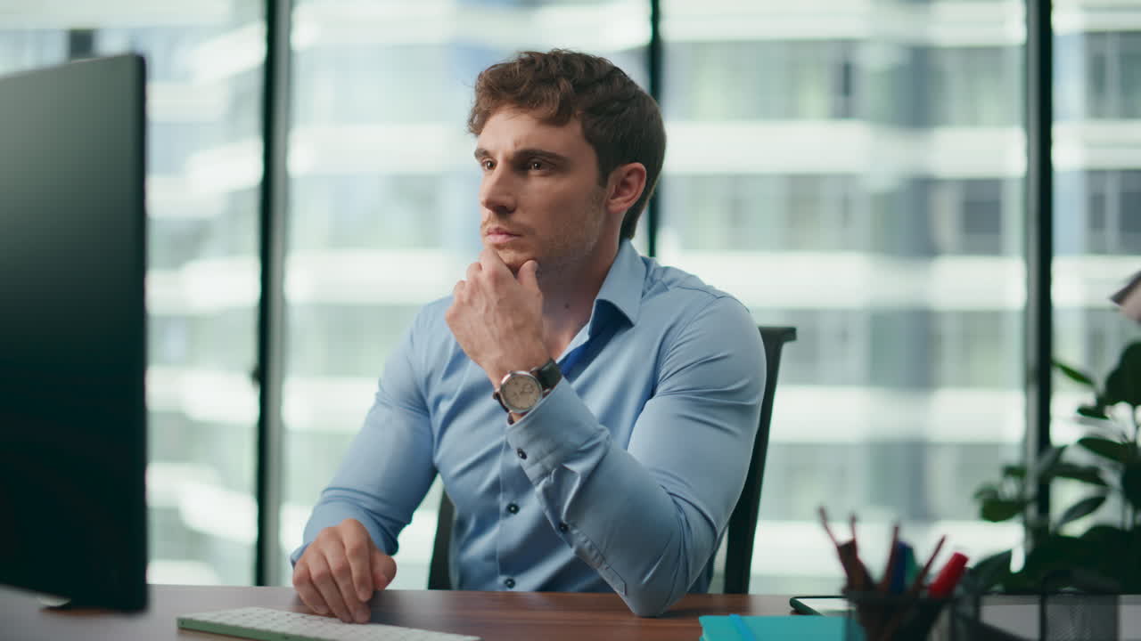 trabajador agotado preocupado proceso de negocio sentado en el escritorio de la oficina corporativa primer plano