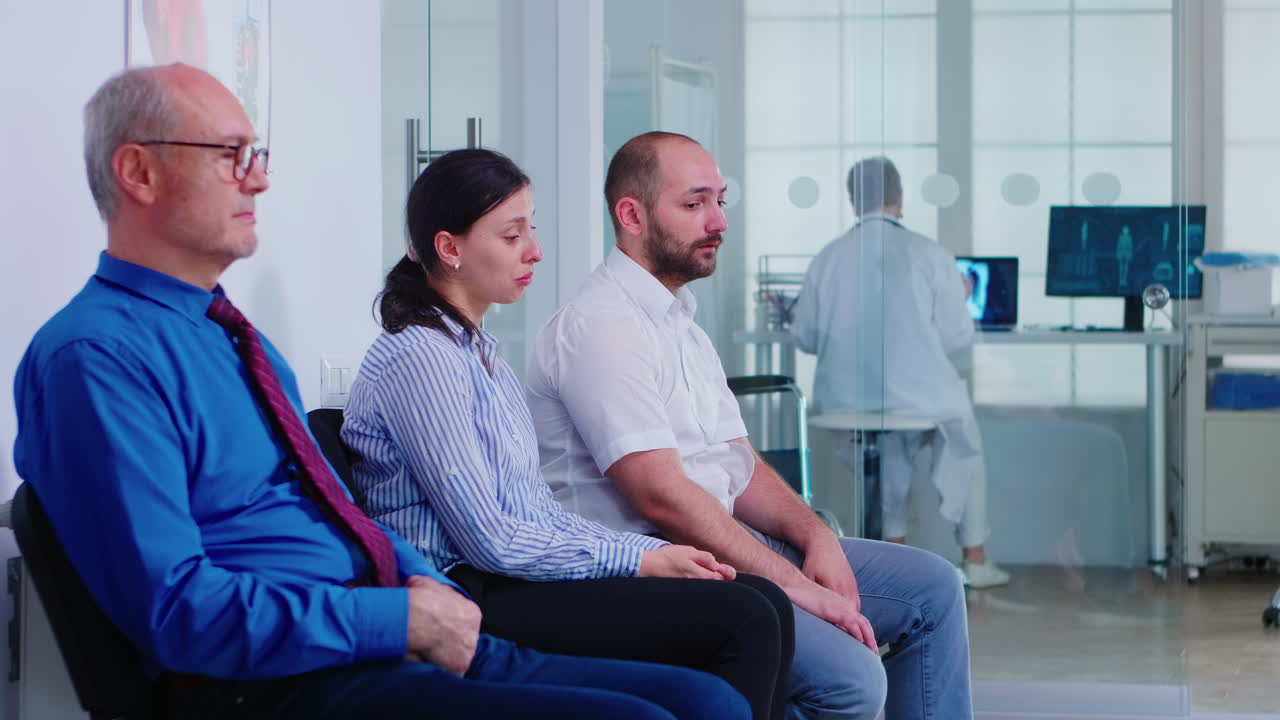 una pareja casada llora después de recibir malas noticias del médico sobre los resultados de la prueba de virus.